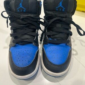 Jordan 1 Mid
Black Royal Blue